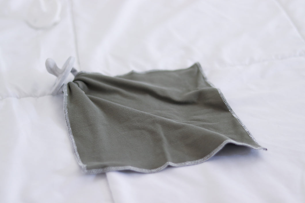 Pacifier Snap Blanket | Green Lovey - LUXE + RO